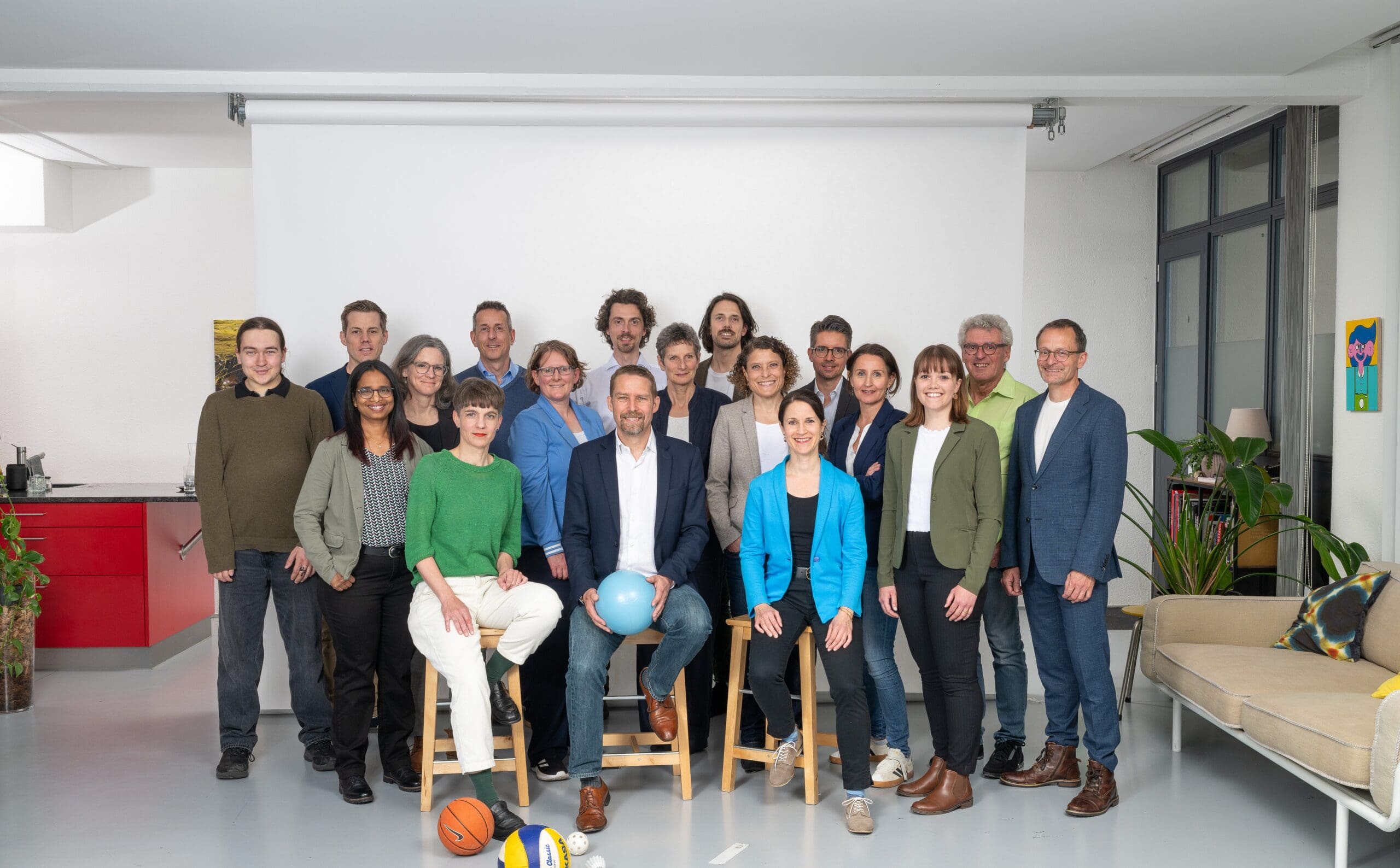 Grosses Gruppenbild der GLP Köniz mit Gemeinderat Thomas Marti mit blauem Ball