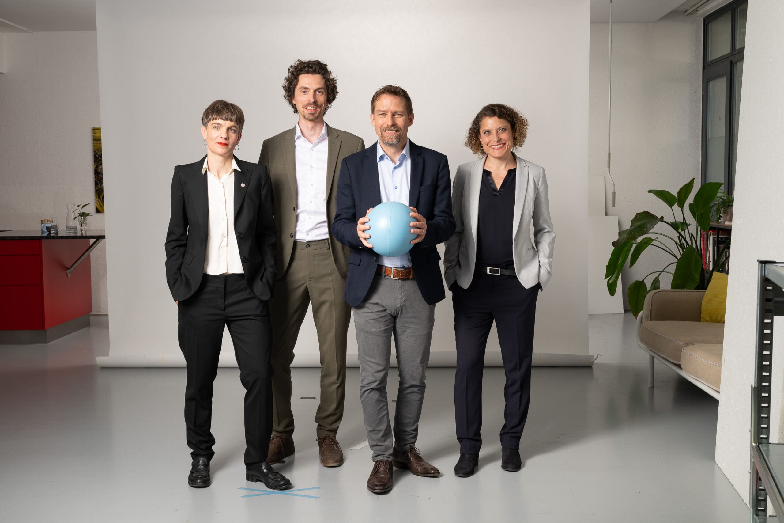 Bereit für den Gemeinderats-Wahlkampf: Sandra Röthlisberger, Casimir von Arx, Thomas Marti (bisher, mit Ball), Fabienne Marti-Locher